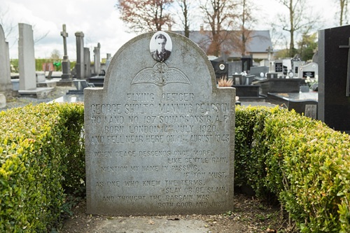 Grafsteen op een begraafplaats met ingekerfde tekst en portretmedaillon, omringd door graven en bomen.