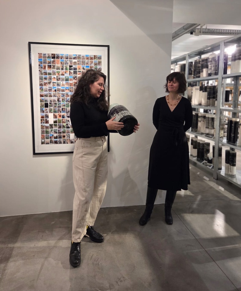 (l) Spaanse kunstenares Elsa Paricio ----------------(r) curator Anne-Claire Duperrier