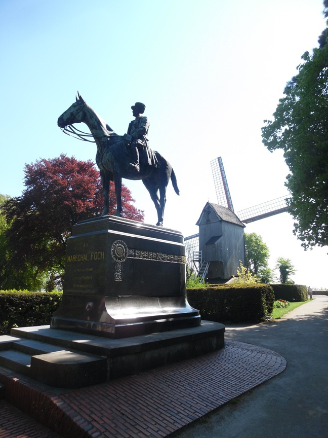 Standbeeld van Maarschalk Foch