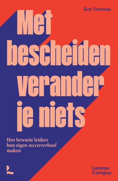 Typografische poster met grote tekst “Met bescheiden verander je niets” op rood-blauwe achtergrond, auteur en logo’s.