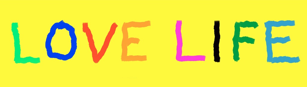 Gekleurde tekst “LOVE LIFE” op felgele achtergrond, met letters in verschillende kleuren en stijlen.