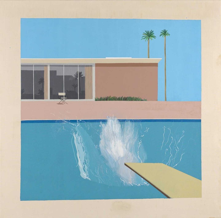 Zwembad met opspattend water, beige rand, modern huis en palmbomen tegen blauwe lucht.