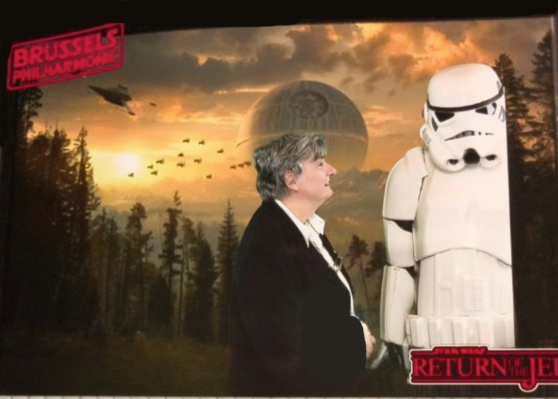 Man in pak naast stormtrooper, bos en zonsondergang met vogels, Star Wars-achtige poster.